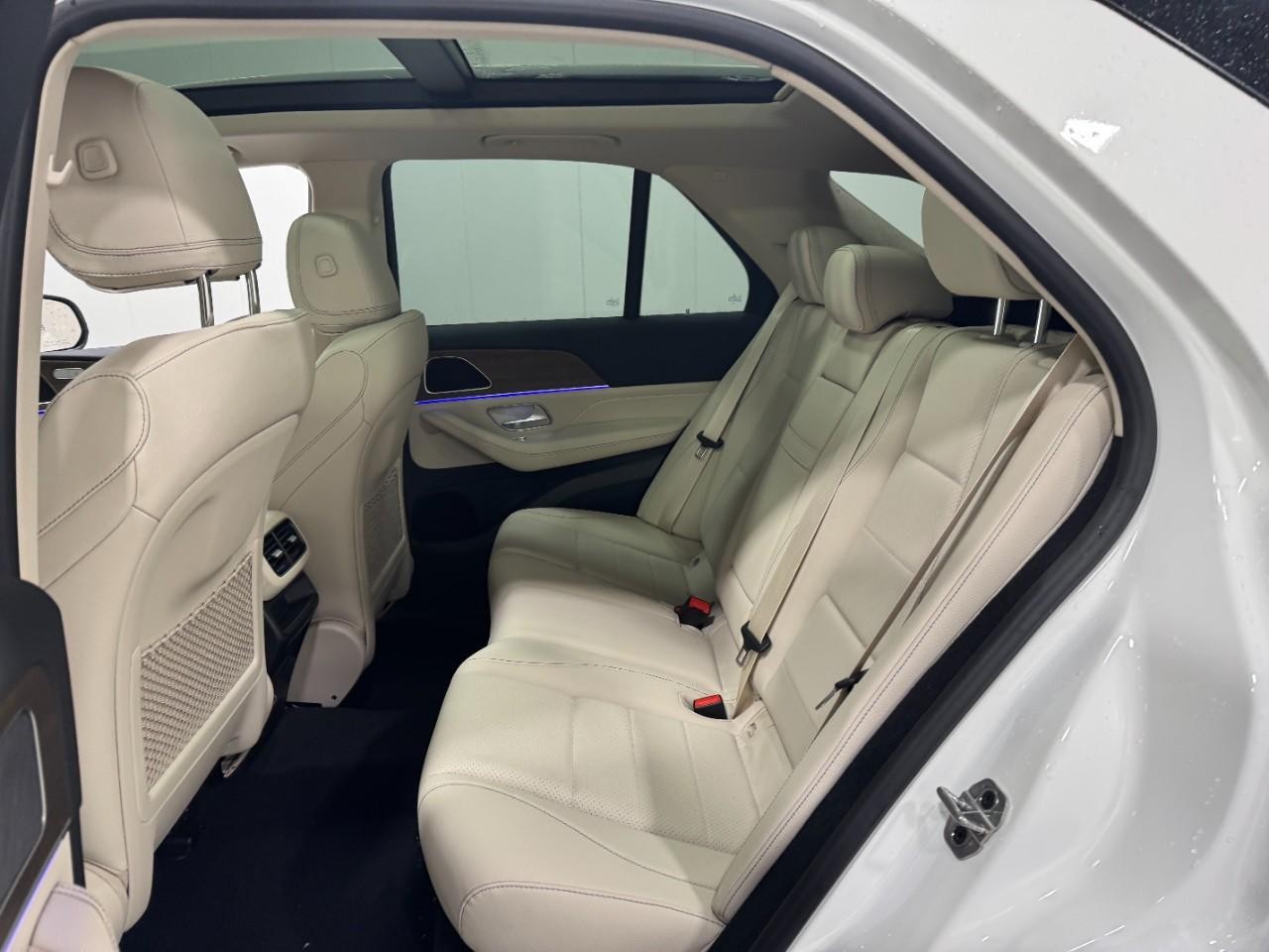 Mercedes-Benz GLE Vehicle Full-screen Gallery Image 8