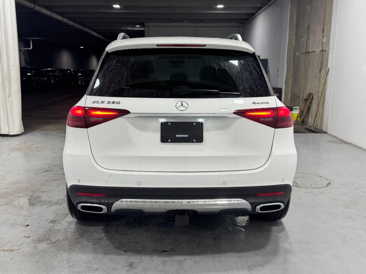 Mercedes-Benz GLE Vehicle Full-screen Gallery Image 9