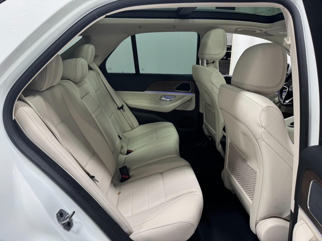 Mercedes-Benz GLE Vehicle Full-screen Gallery Image 10