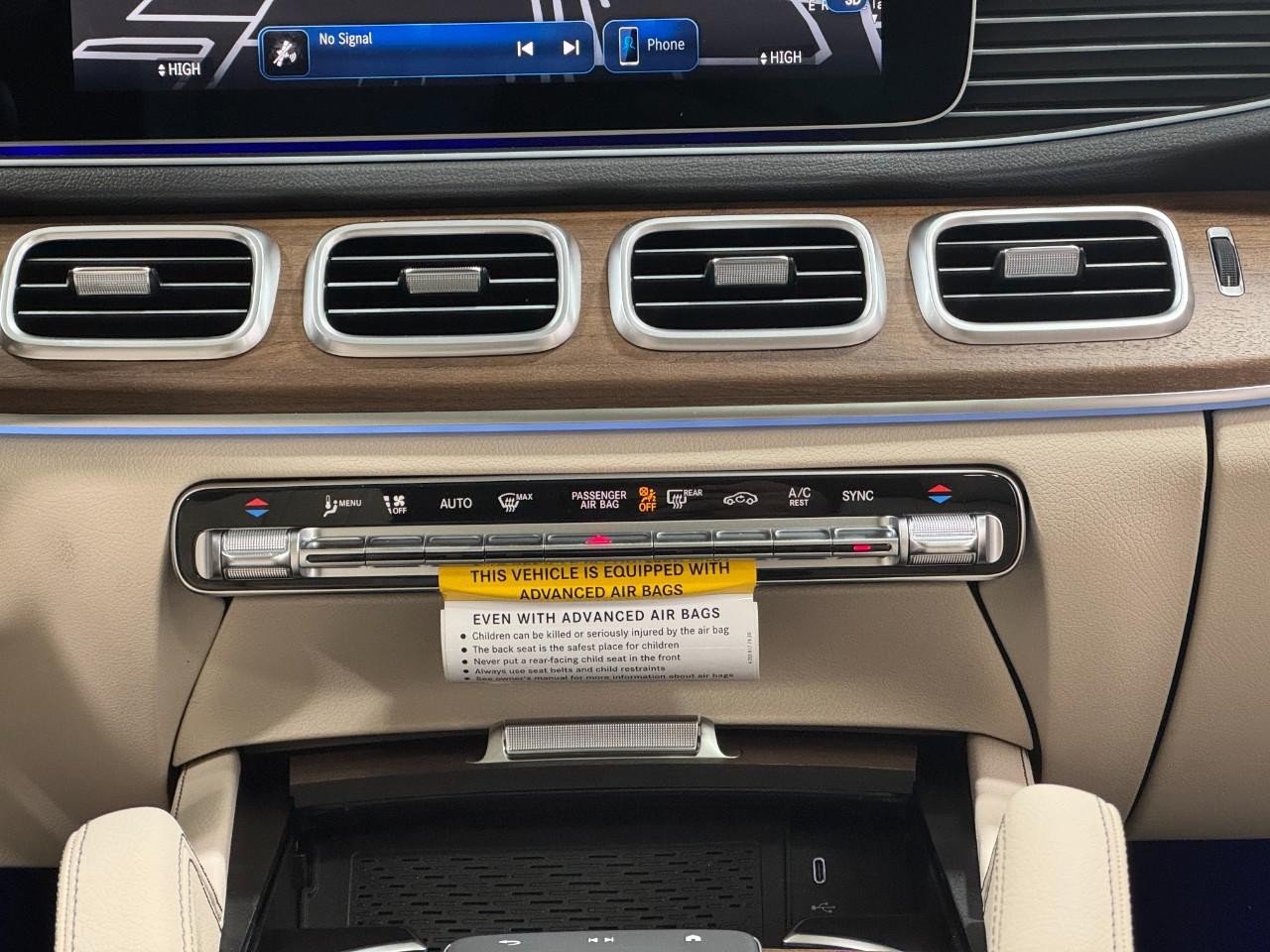 Mercedes-Benz GLE Vehicle Full-screen Gallery Image 15