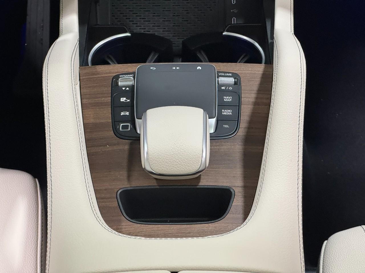 Mercedes-Benz GLE Vehicle Full-screen Gallery Image 16