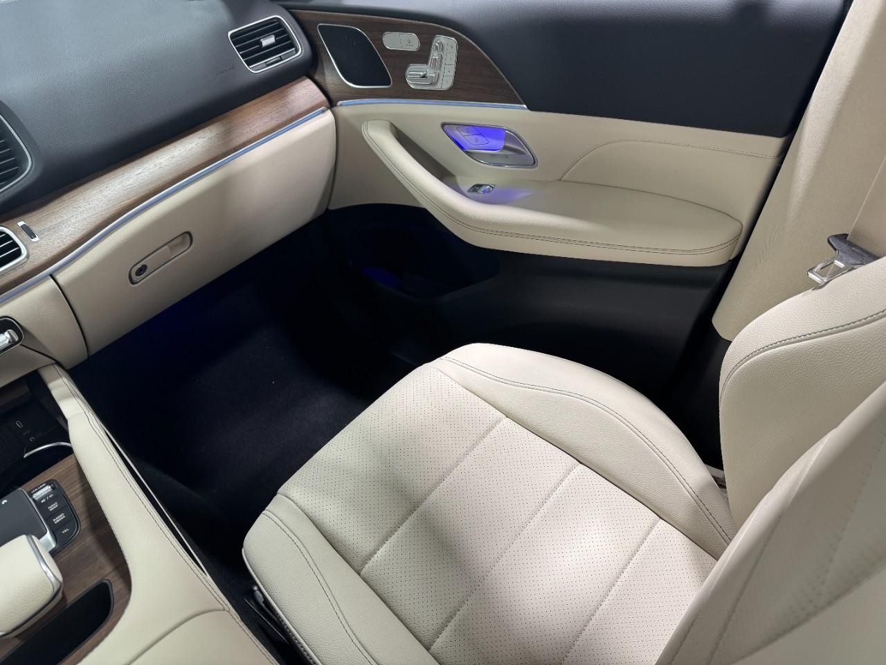 Mercedes-Benz GLE Vehicle Full-screen Gallery Image 17