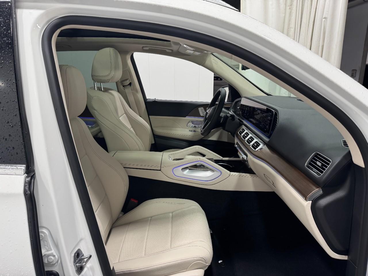 Mercedes-Benz GLE Vehicle Full-screen Gallery Image 18