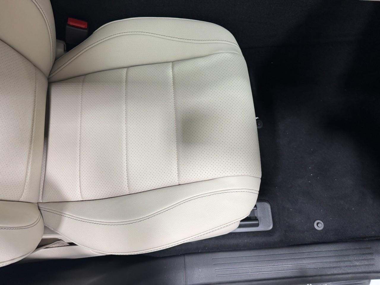 Mercedes-Benz GLE Vehicle Full-screen Gallery Image 19