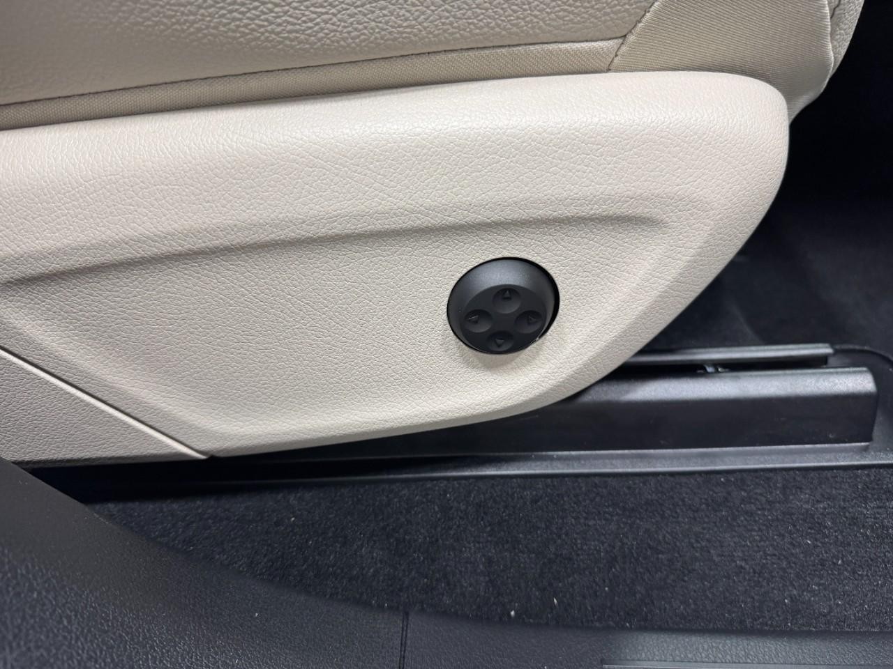 Mercedes-Benz GLE Vehicle Full-screen Gallery Image 20