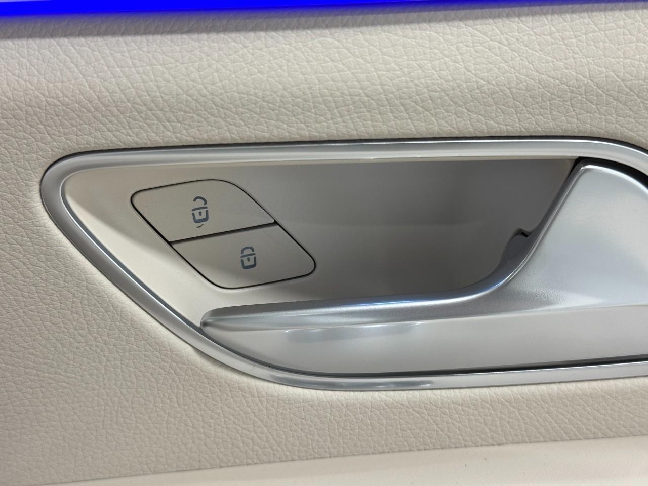 Mercedes-Benz GLE Vehicle Full-screen Gallery Image 22