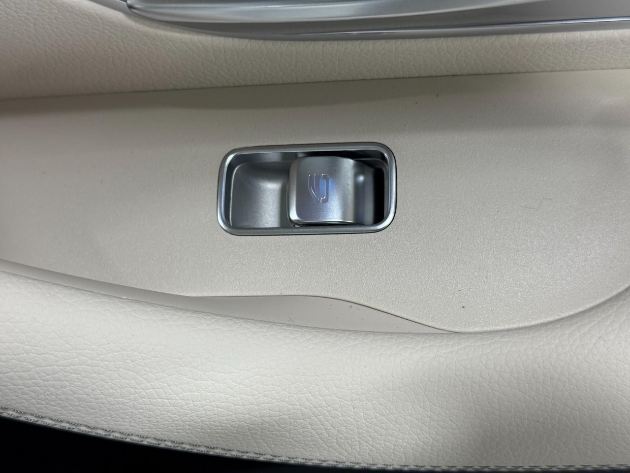 Mercedes-Benz GLE Vehicle Full-screen Gallery Image 23