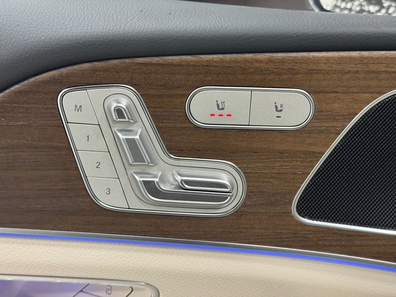 Mercedes-Benz GLE Vehicle Full-screen Gallery Image 24