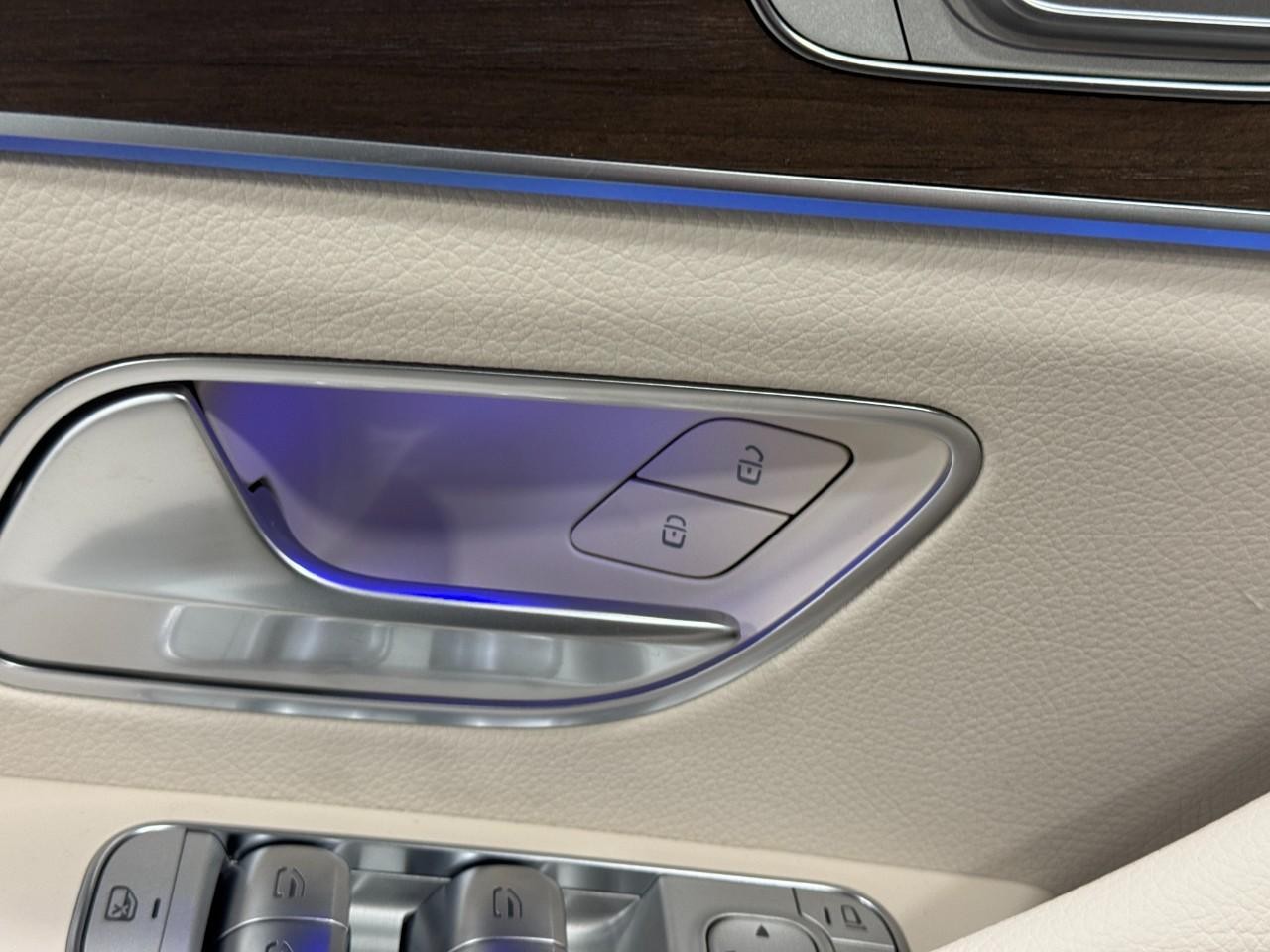 Mercedes-Benz GLE Vehicle Full-screen Gallery Image 25