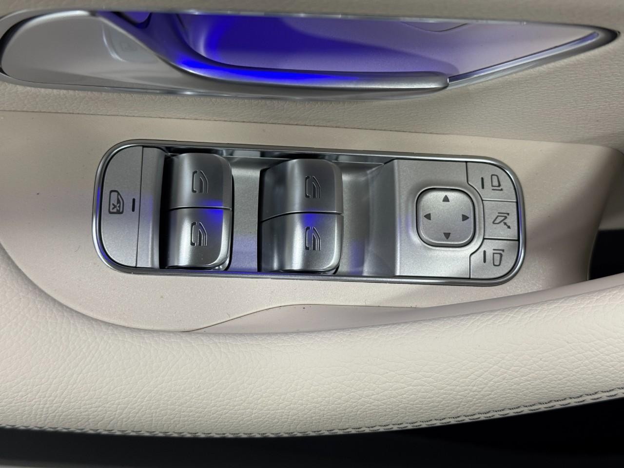 Mercedes-Benz GLE Vehicle Full-screen Gallery Image 26