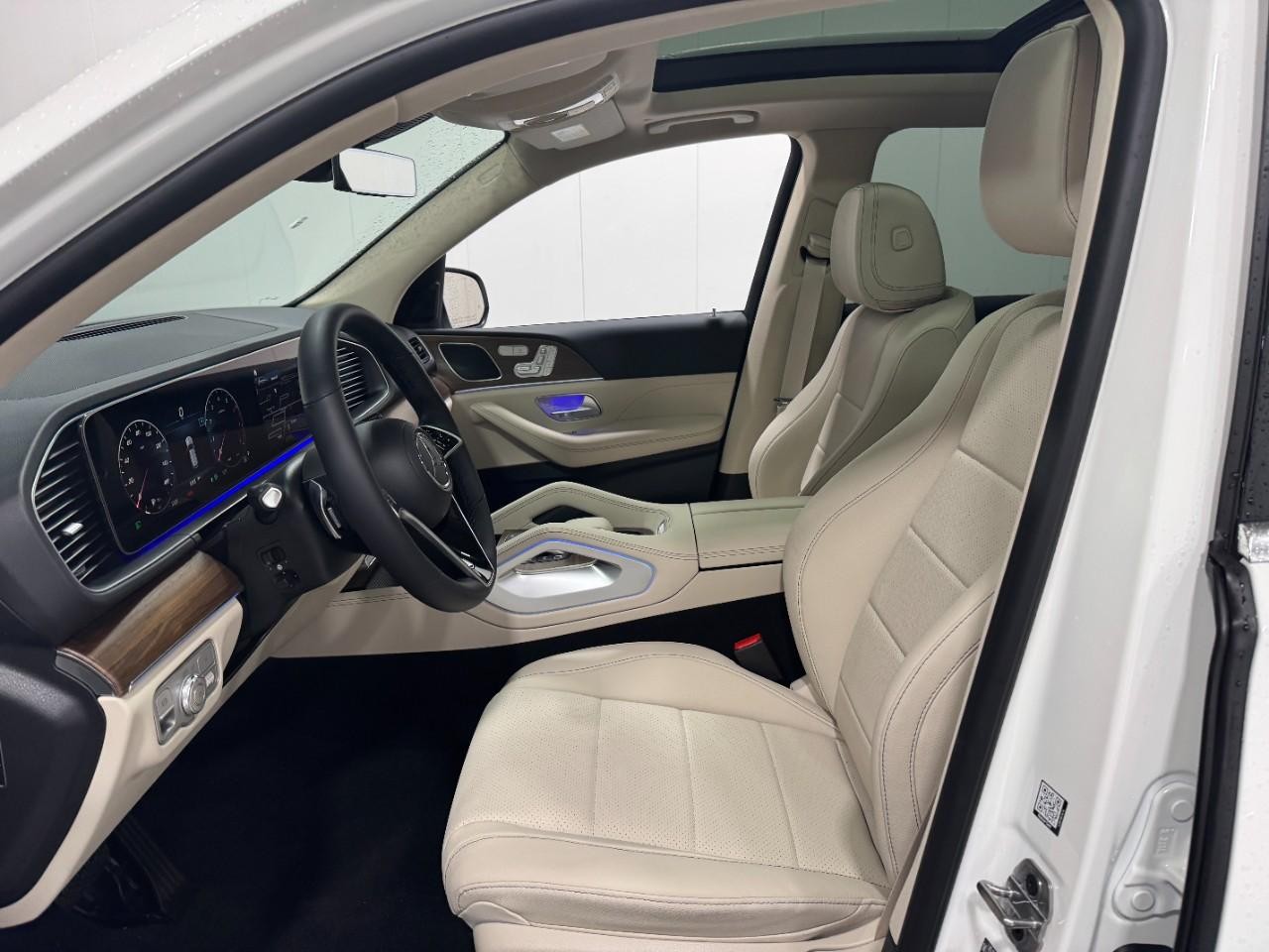 Mercedes-Benz GLE Vehicle Full-screen Gallery Image 28