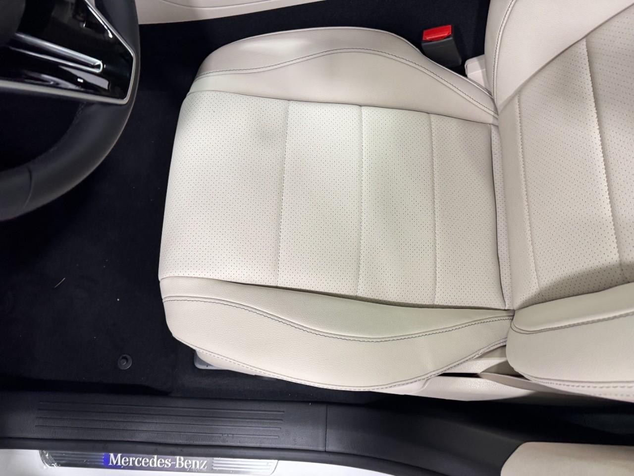 Mercedes-Benz GLE Vehicle Full-screen Gallery Image 29