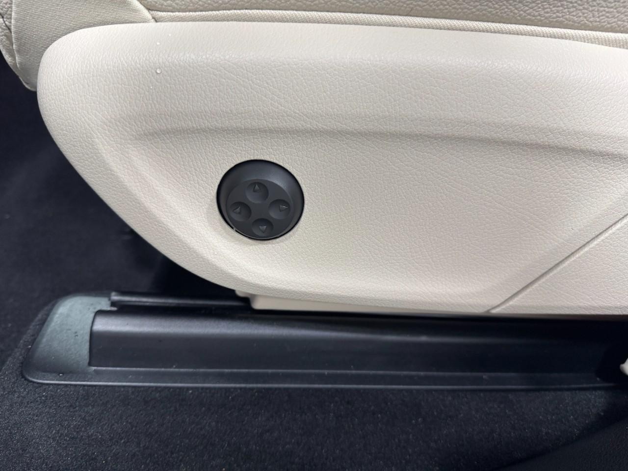 Mercedes-Benz GLE Vehicle Full-screen Gallery Image 30