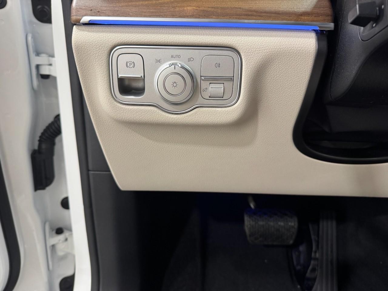 Mercedes-Benz GLE Vehicle Full-screen Gallery Image 31