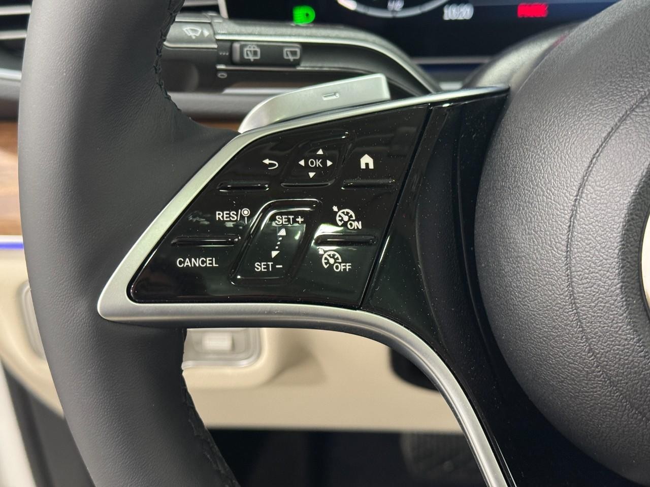 Mercedes-Benz GLE Vehicle Full-screen Gallery Image 32