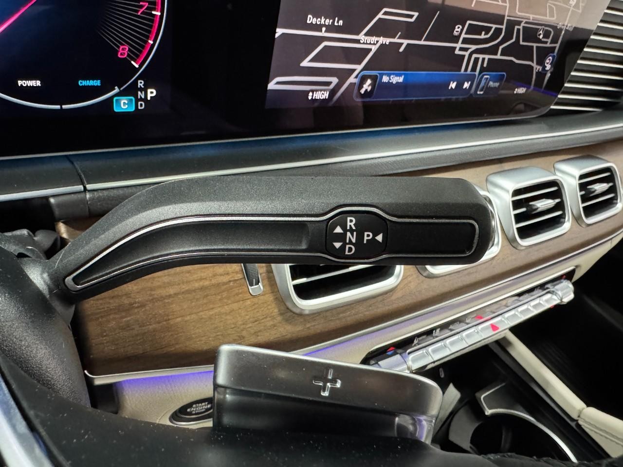 Mercedes-Benz GLE Vehicle Full-screen Gallery Image 35