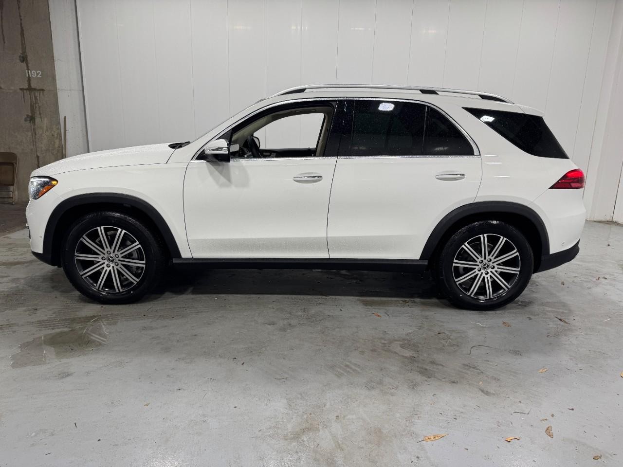 Mercedes-Benz GLE Vehicle Full-screen Gallery Image 2