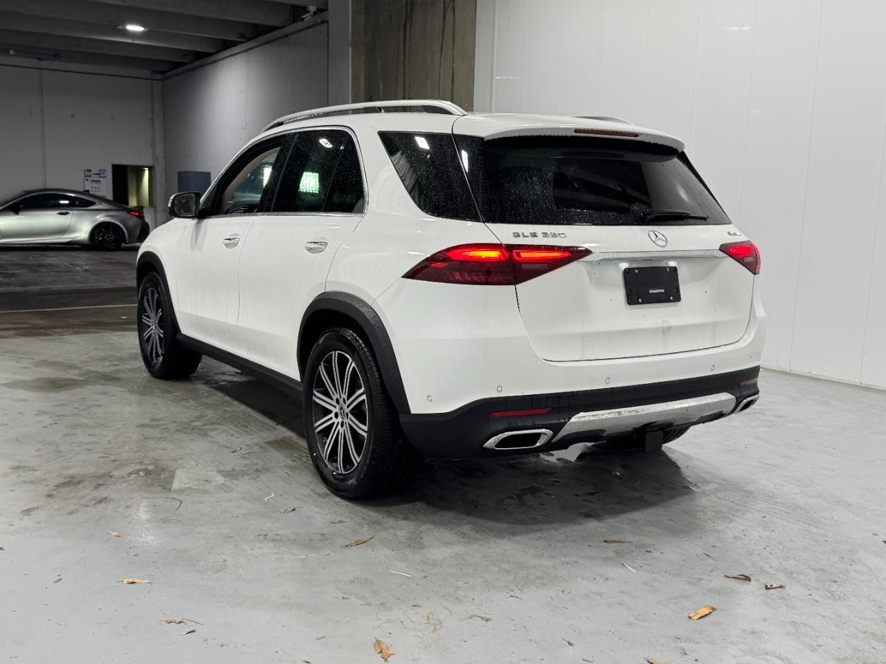 Mercedes-Benz GLE Vehicle Full-screen Gallery Image 3