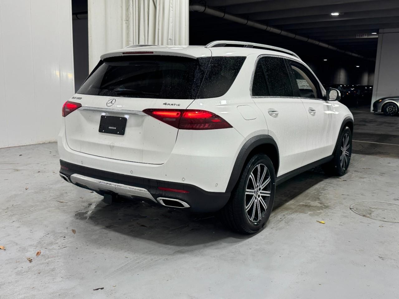 Mercedes-Benz GLE Vehicle Full-screen Gallery Image 4