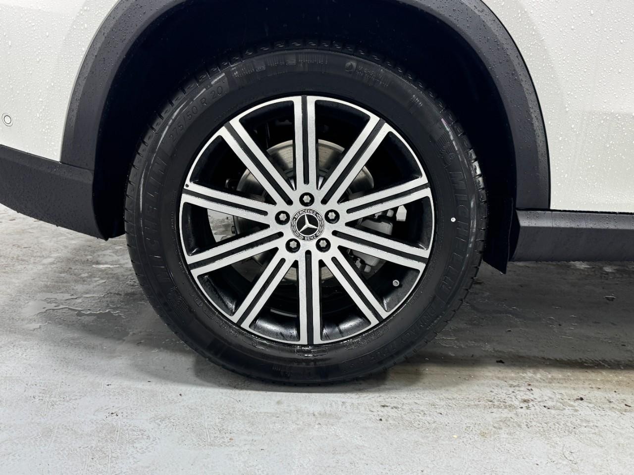 Mercedes-Benz GLE Vehicle Full-screen Gallery Image 5