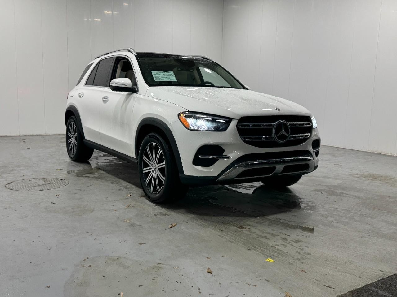 Mercedes-Benz GLE Vehicle Full-screen Gallery Image 6