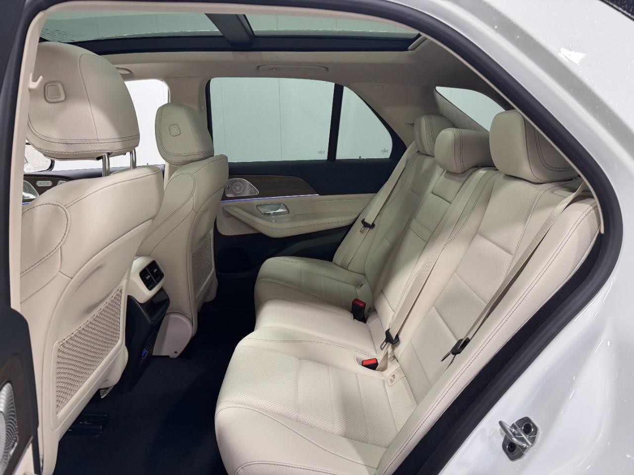 Mercedes-Benz GLE Vehicle Full-screen Gallery Image 8