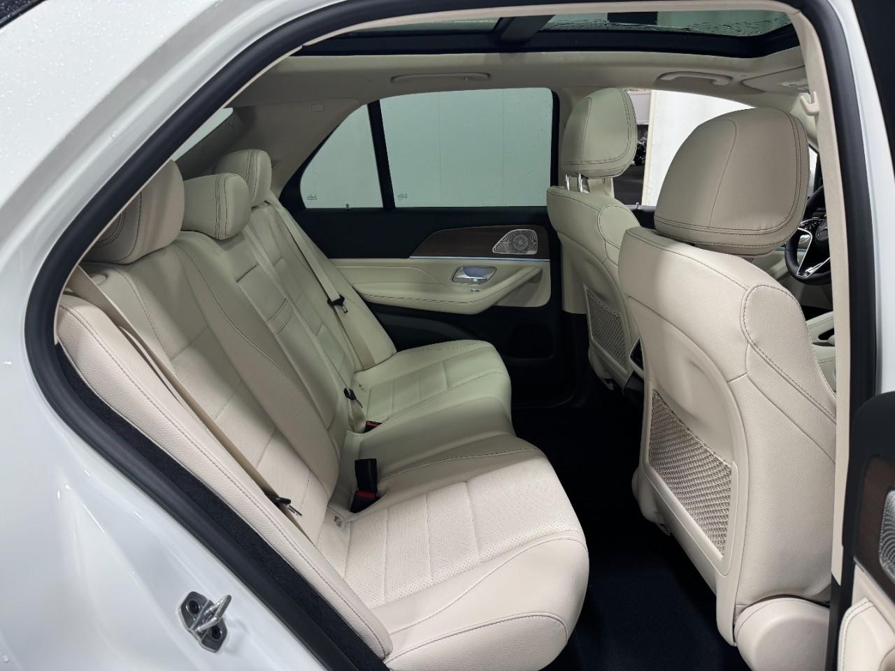 Mercedes-Benz GLE Vehicle Full-screen Gallery Image 11