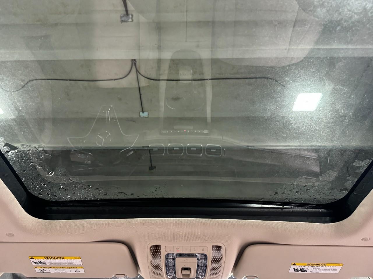 Mercedes-Benz GLE Vehicle Full-screen Gallery Image 12