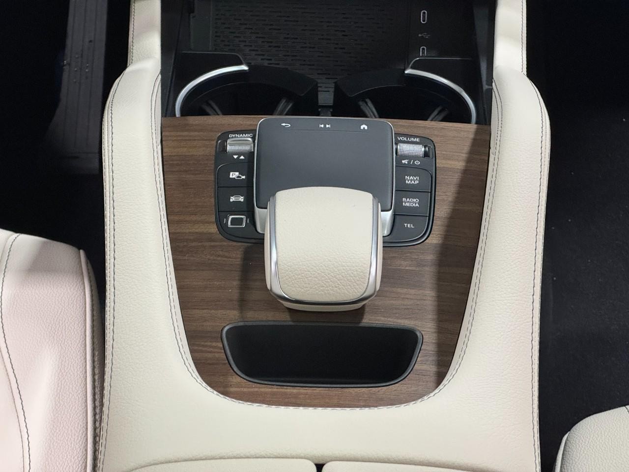 Mercedes-Benz GLE Vehicle Full-screen Gallery Image 17