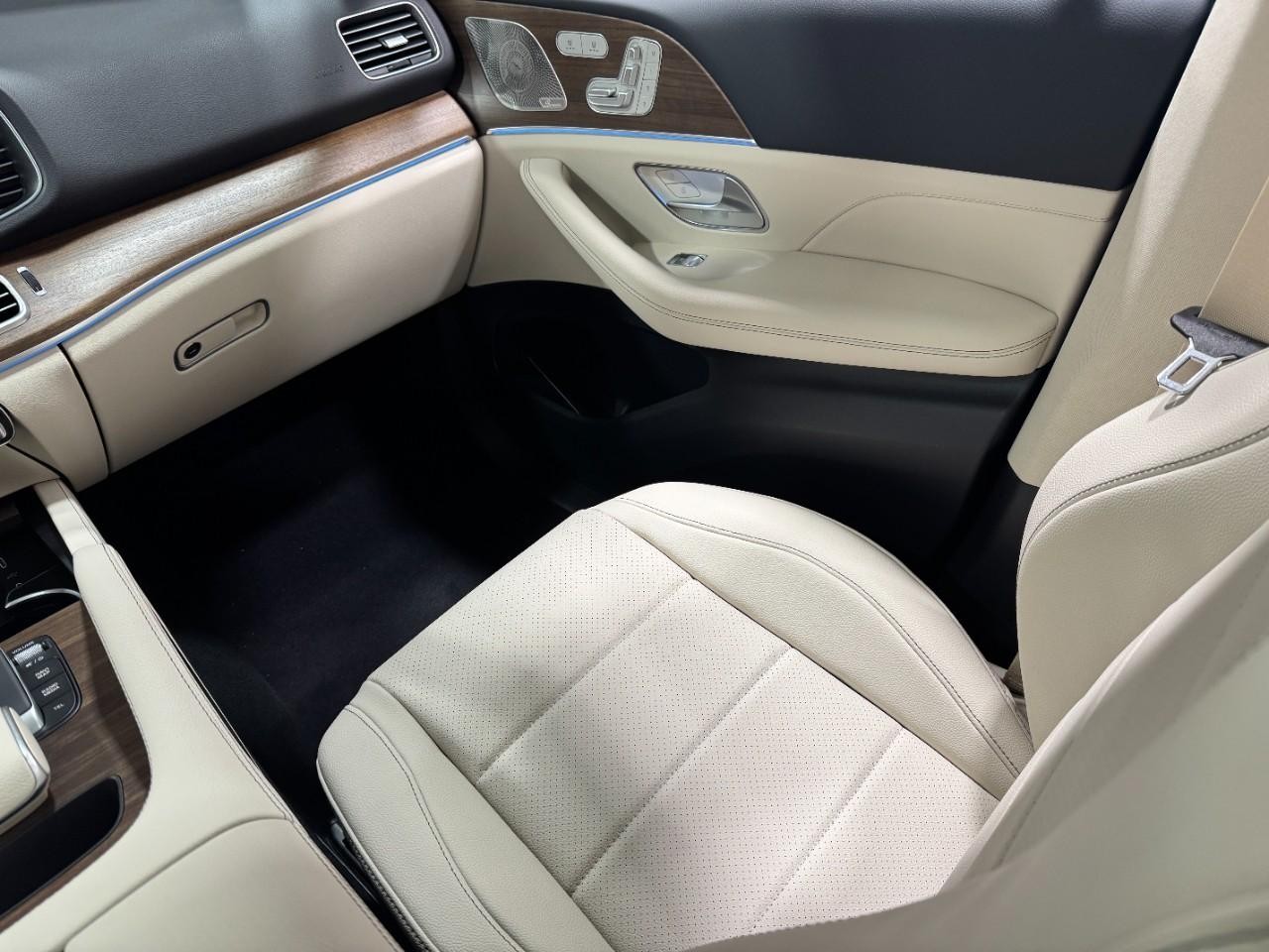 Mercedes-Benz GLE Vehicle Full-screen Gallery Image 18