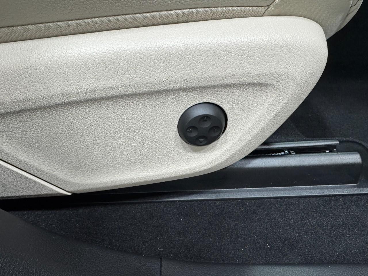 Mercedes-Benz GLE Vehicle Full-screen Gallery Image 21