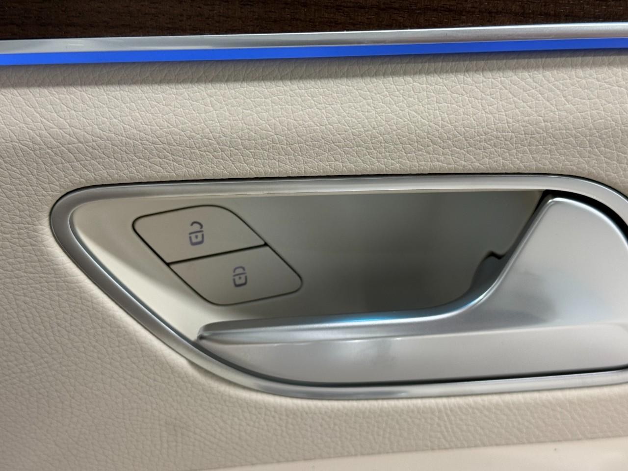 Mercedes-Benz GLE Vehicle Full-screen Gallery Image 23