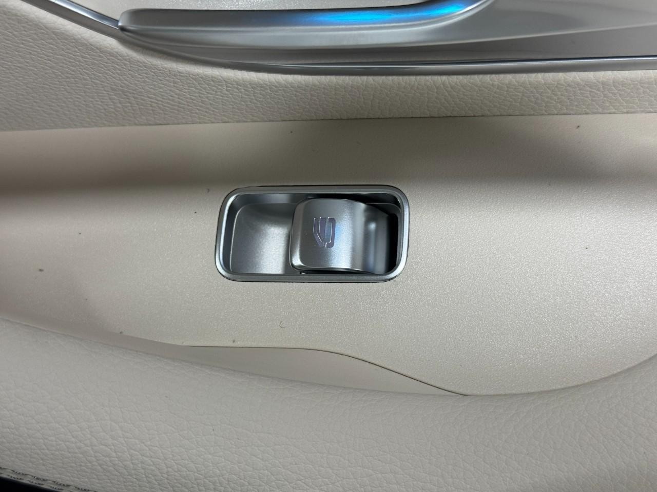 Mercedes-Benz GLE Vehicle Full-screen Gallery Image 24