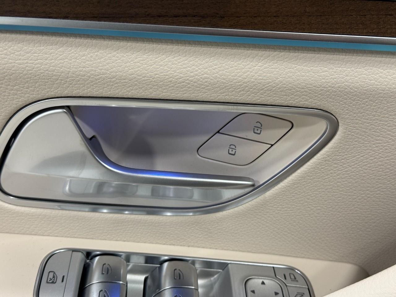 Mercedes-Benz GLE Vehicle Full-screen Gallery Image 27