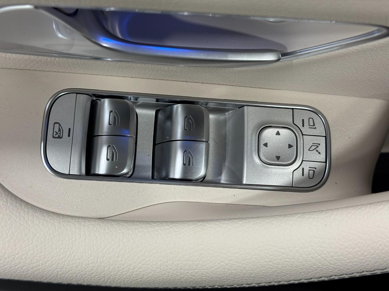 Mercedes-Benz GLE Vehicle Full-screen Gallery Image 28