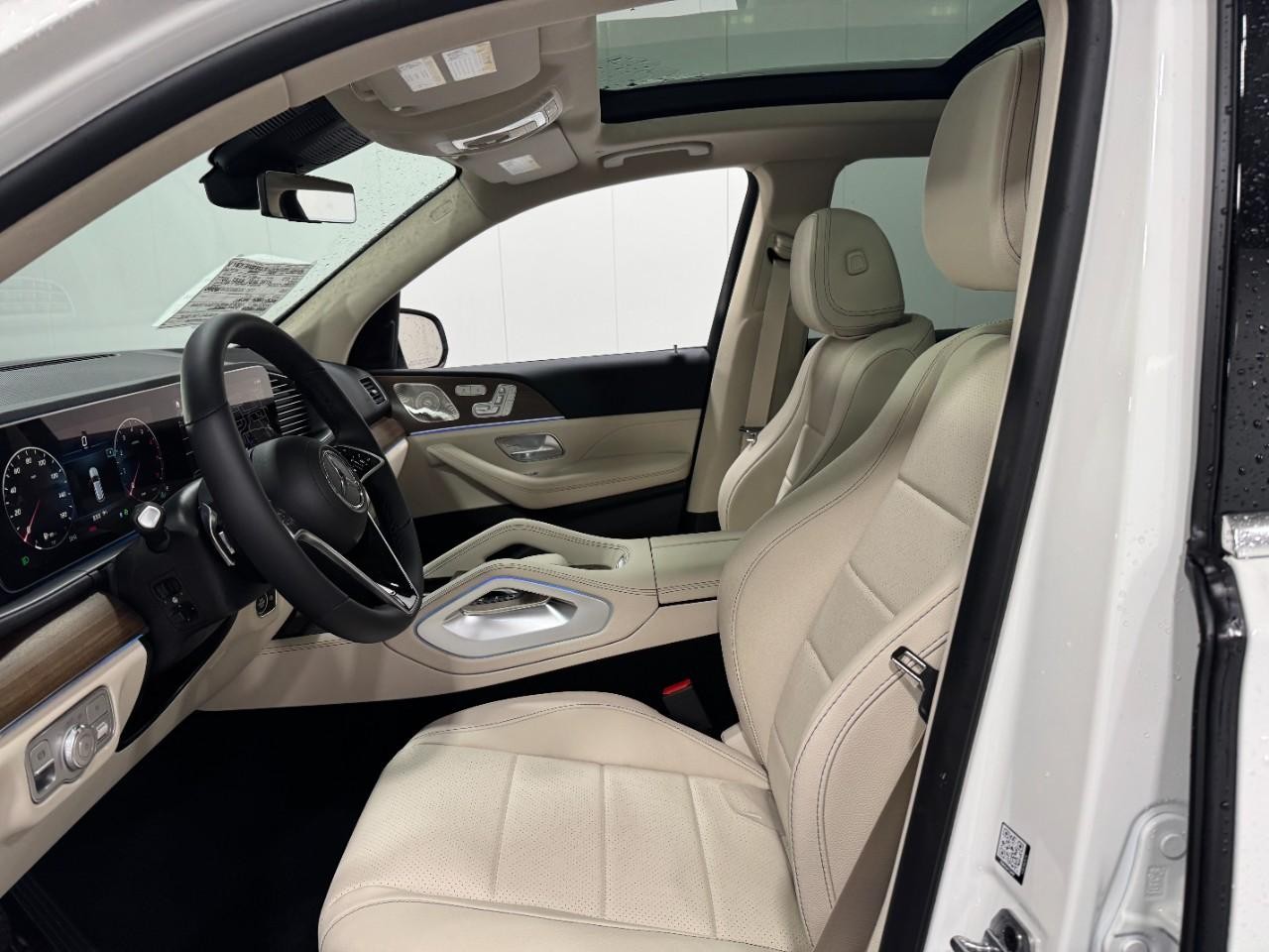 Mercedes-Benz GLE Vehicle Full-screen Gallery Image 30