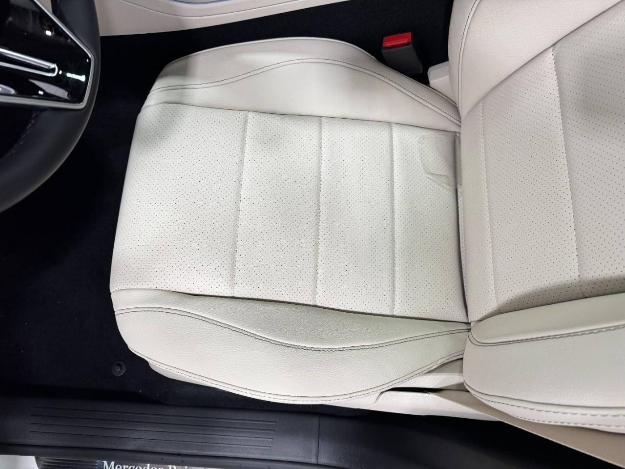 Mercedes-Benz GLE Vehicle Full-screen Gallery Image 31