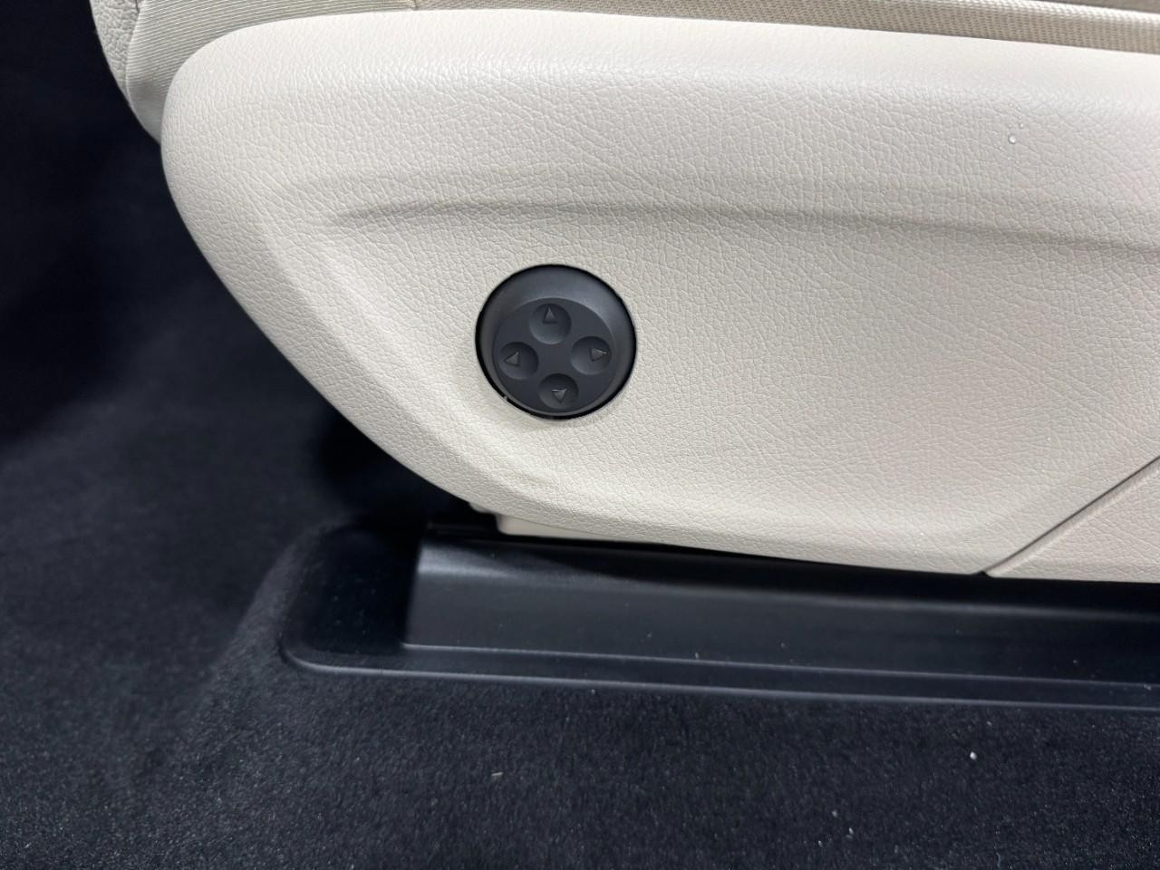 Mercedes-Benz GLE Vehicle Full-screen Gallery Image 32