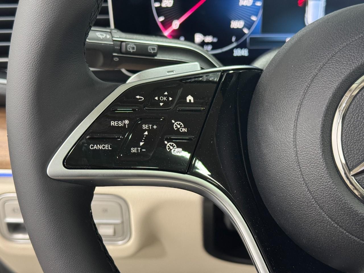 Mercedes-Benz GLE Vehicle Full-screen Gallery Image 34