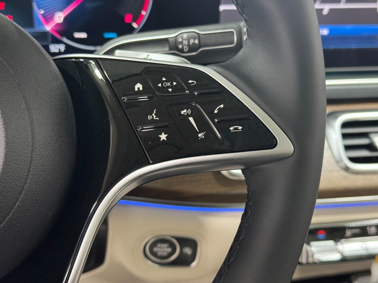 Mercedes-Benz GLE Vehicle Full-screen Gallery Image 35