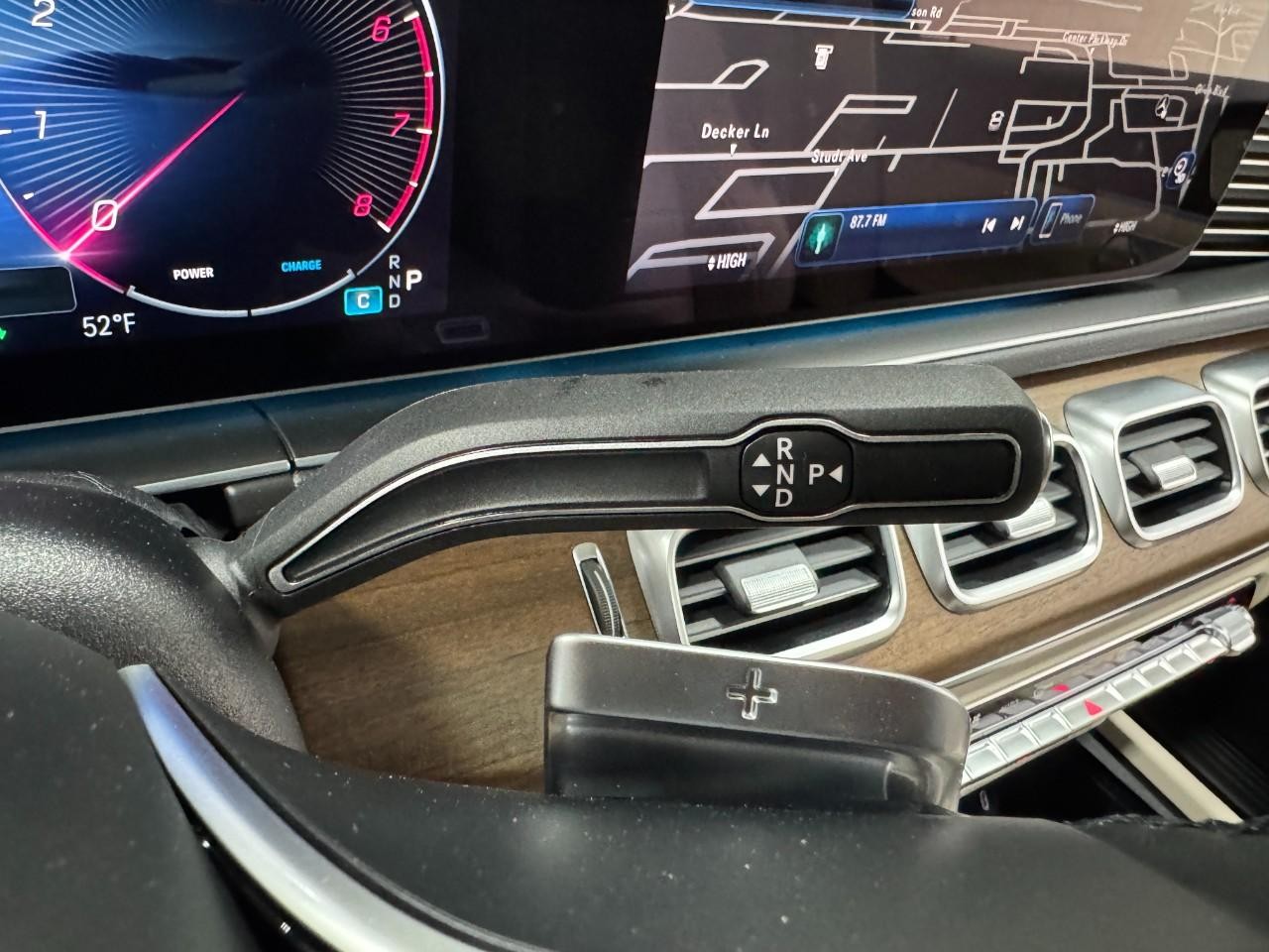 Mercedes-Benz GLE Vehicle Full-screen Gallery Image 37