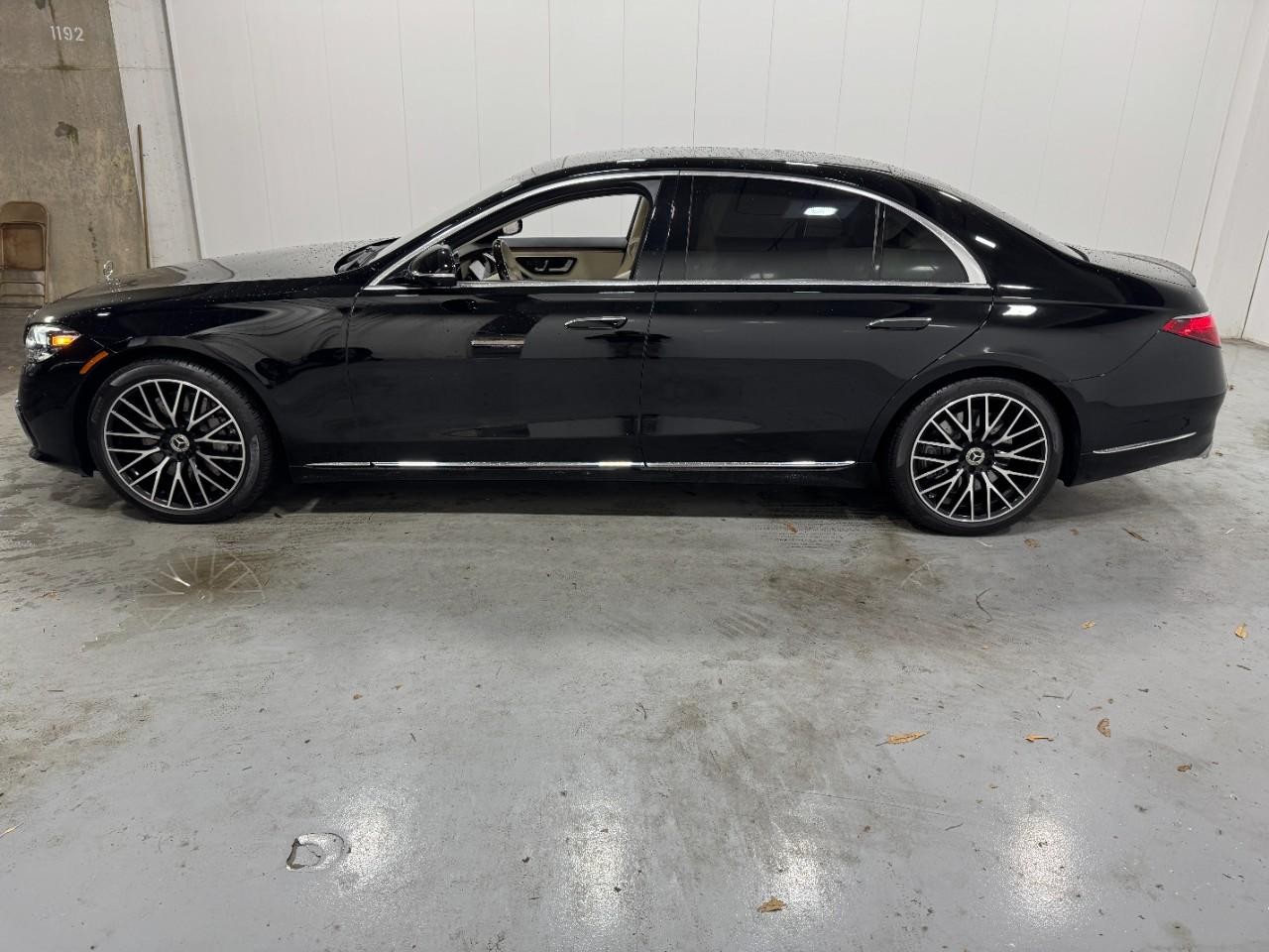 Mercedes-Benz S-Class Vehicle Full-screen Gallery Image 2