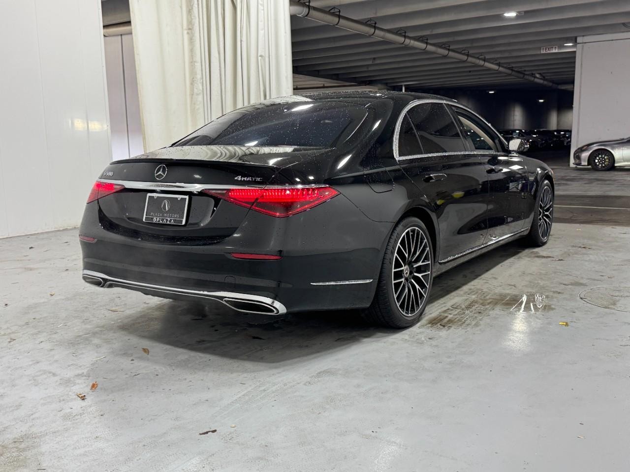 Mercedes-Benz S-Class Vehicle Full-screen Gallery Image 4