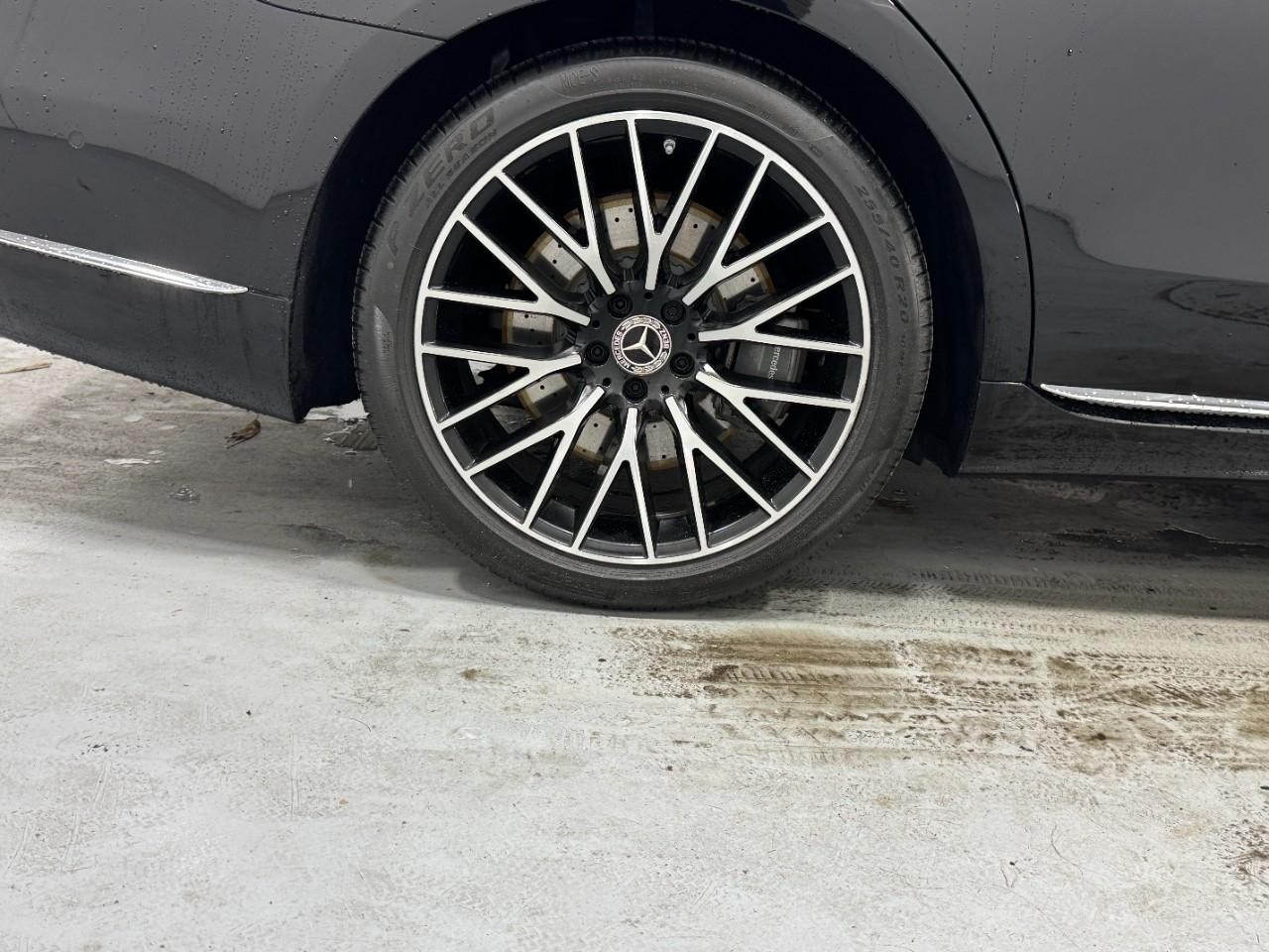 Mercedes-Benz S-Class Vehicle Full-screen Gallery Image 5