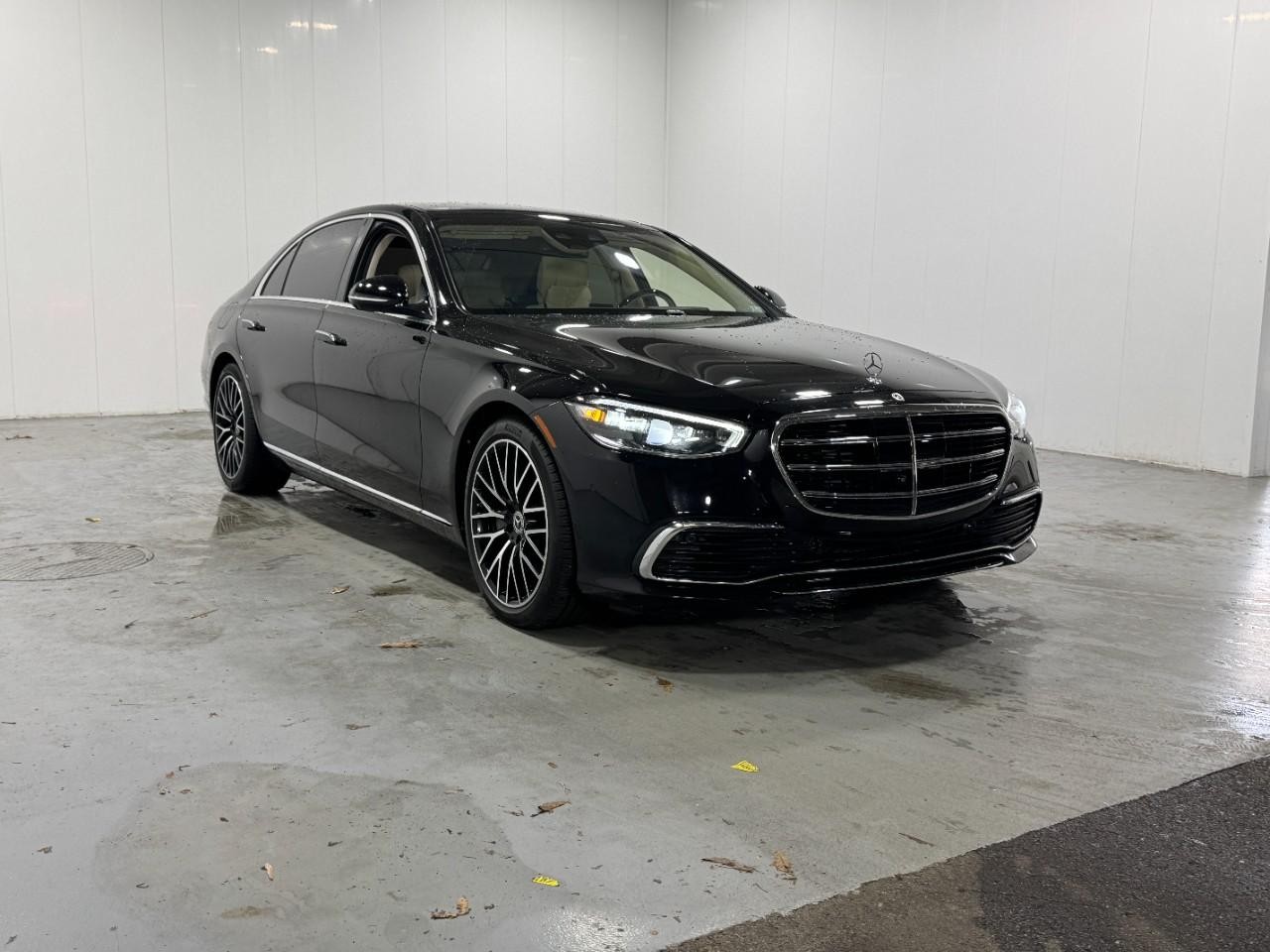 Mercedes-Benz S-Class Vehicle Full-screen Gallery Image 6