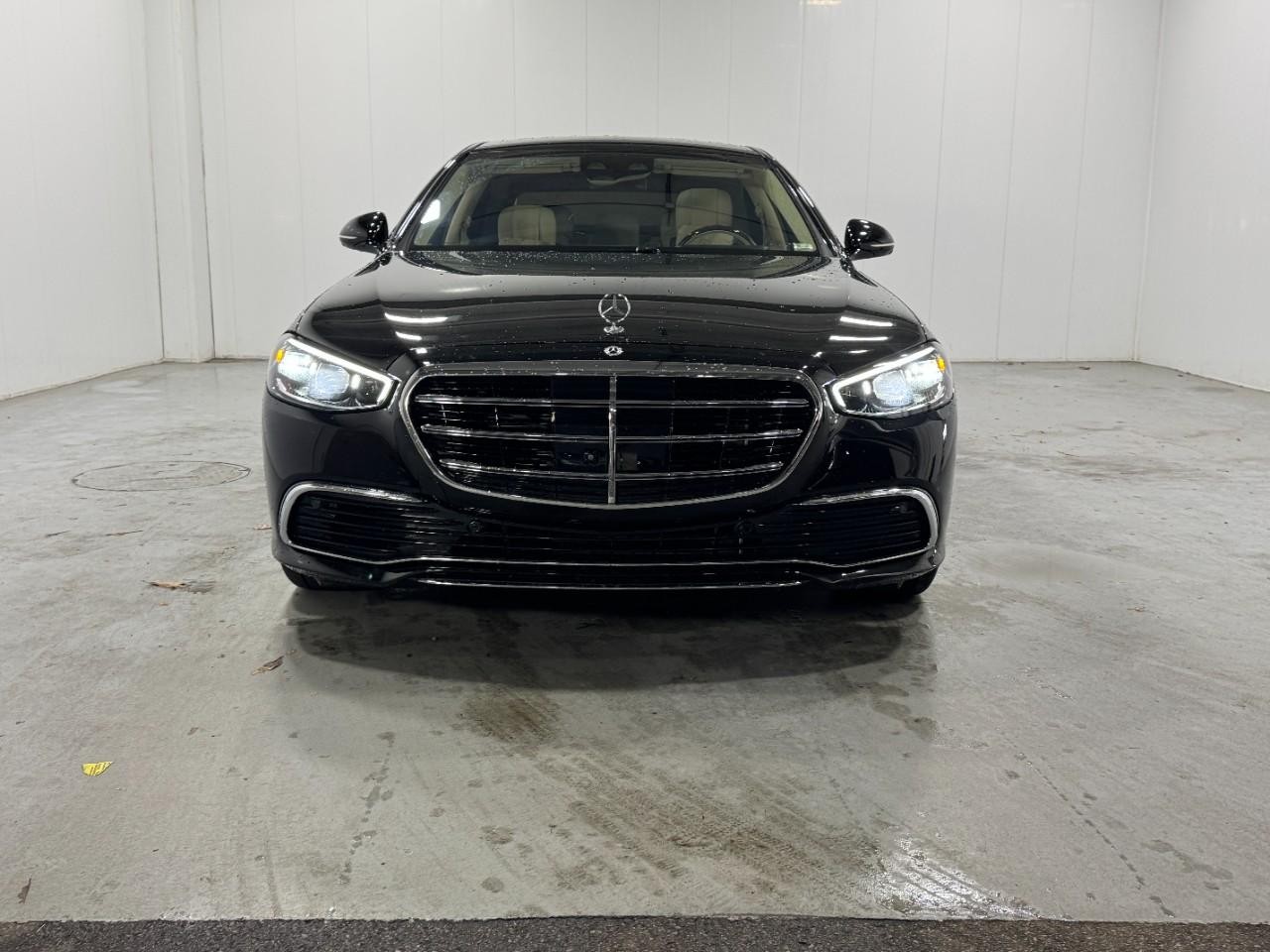 Mercedes-Benz S-Class Vehicle Full-screen Gallery Image 7