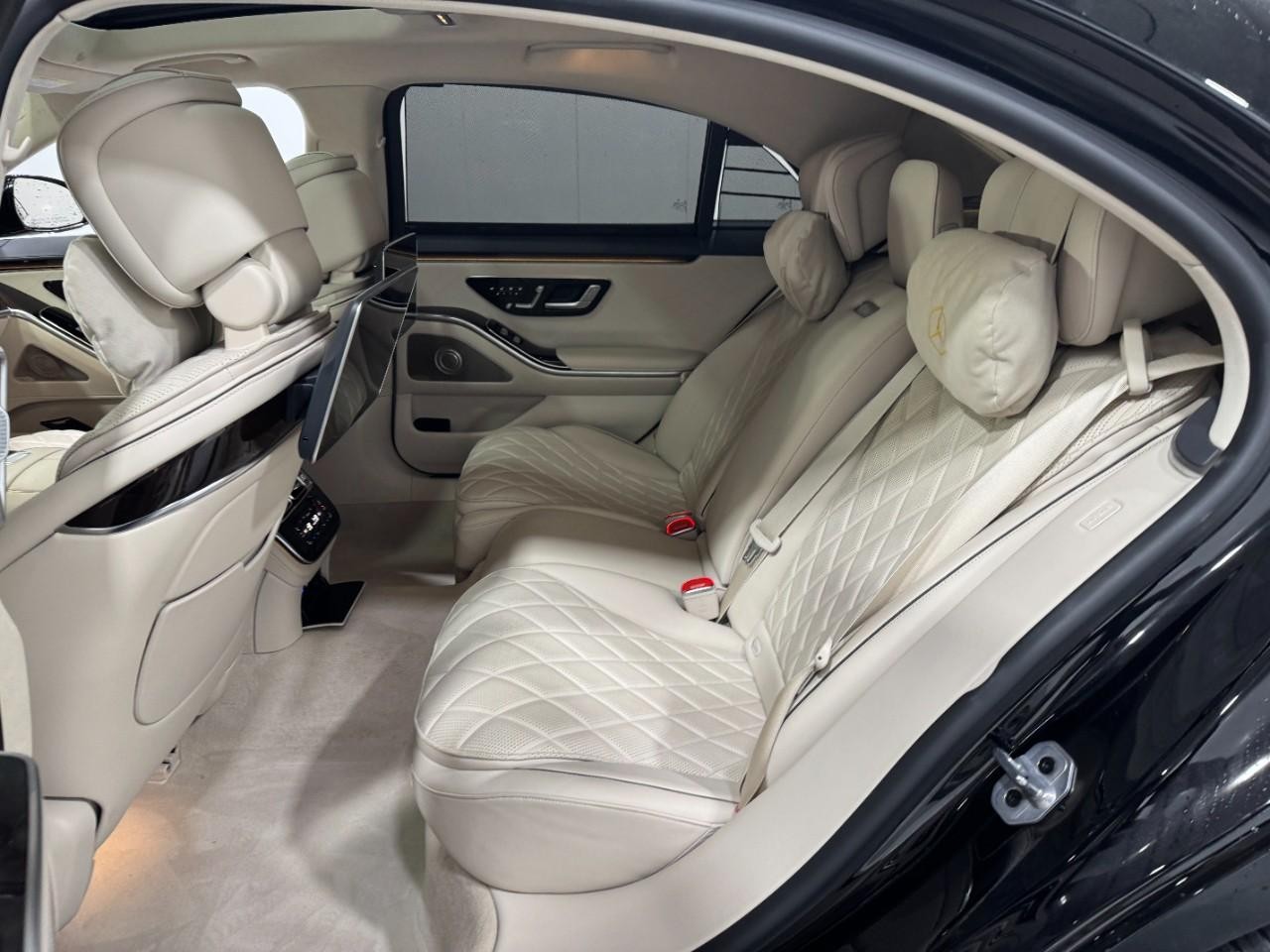 Mercedes-Benz S-Class Vehicle Full-screen Gallery Image 8