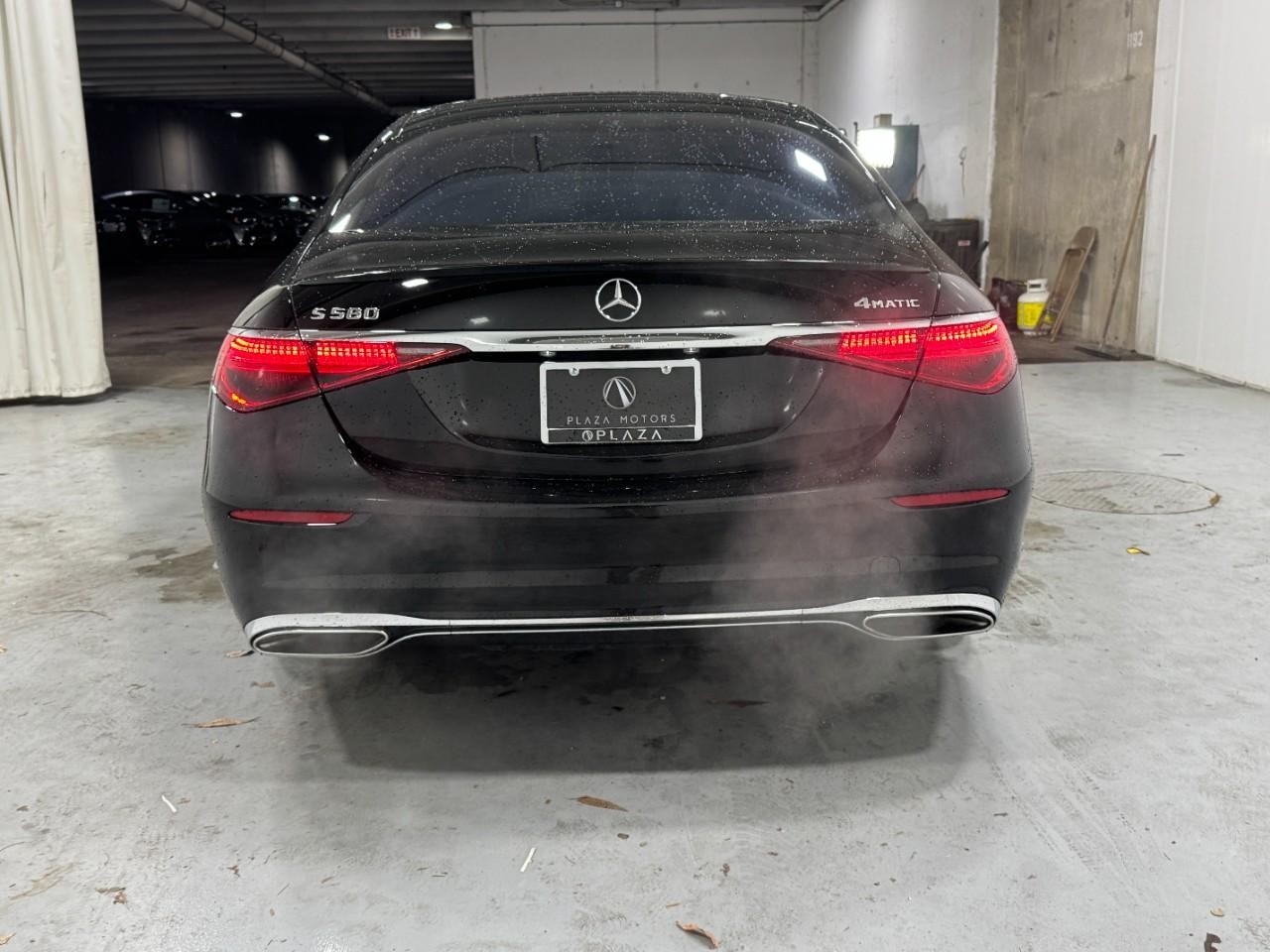 Mercedes-Benz S-Class Vehicle Full-screen Gallery Image 9