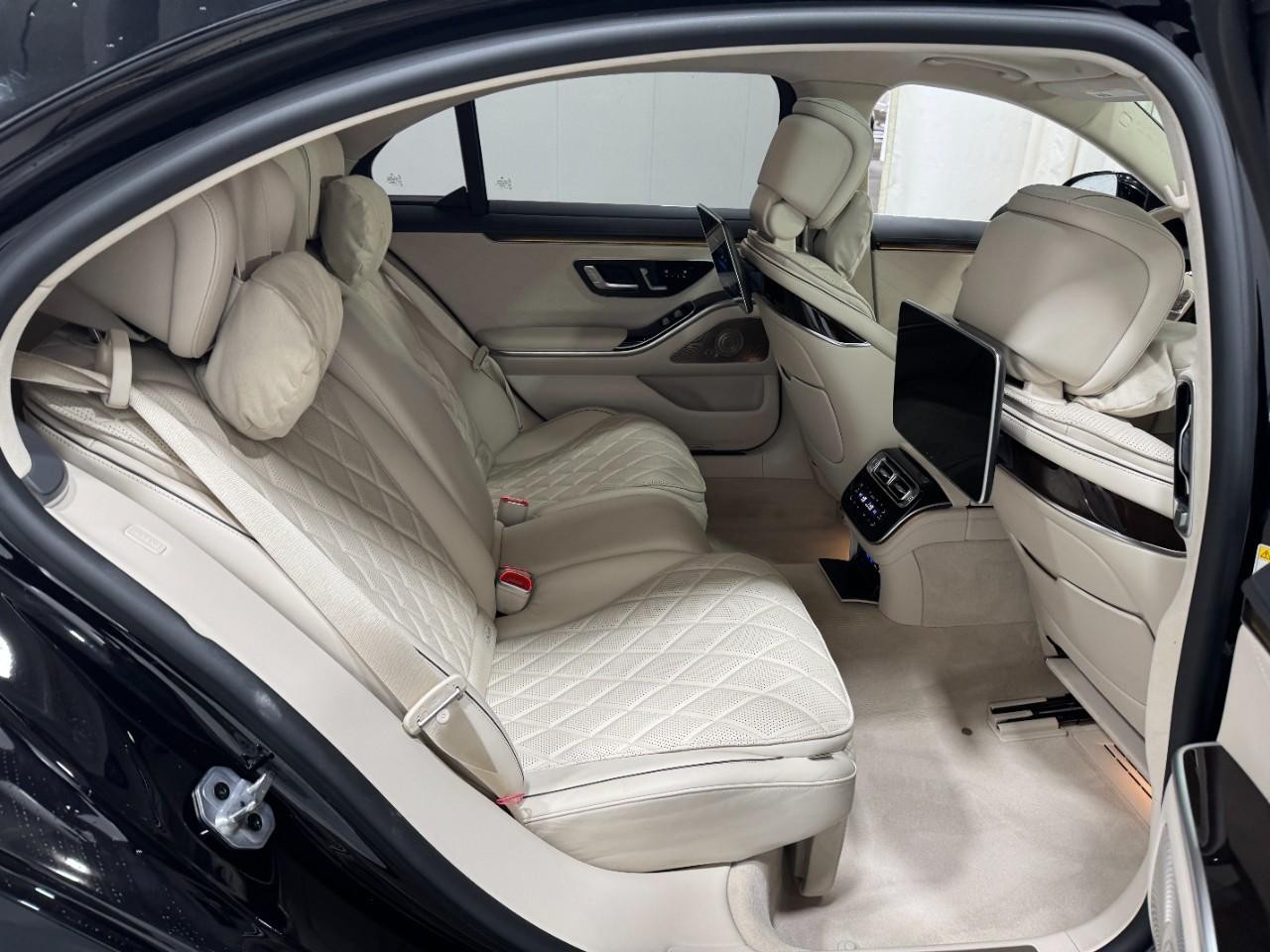 Mercedes-Benz S-Class Vehicle Full-screen Gallery Image 10