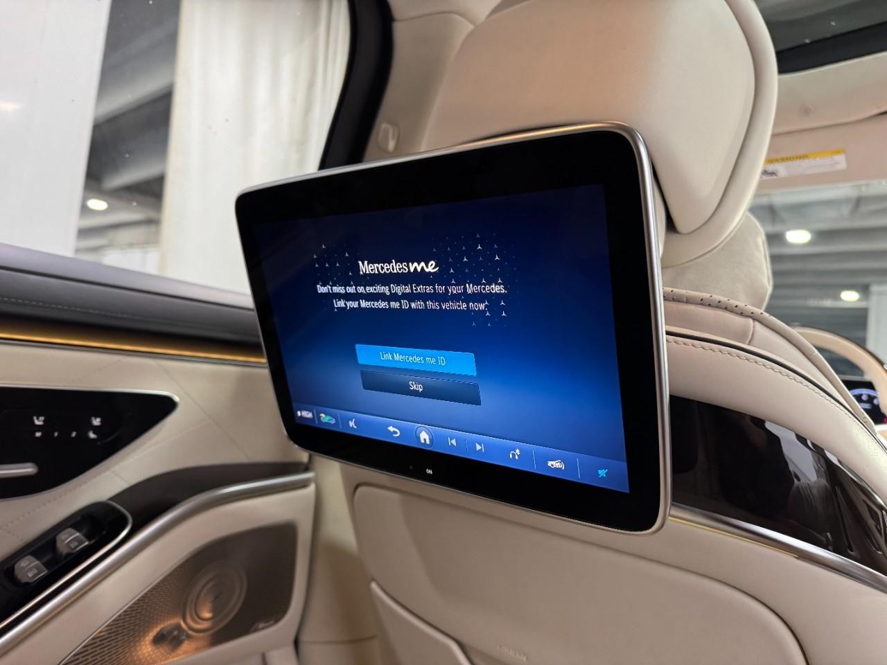 Mercedes-Benz S-Class Vehicle Full-screen Gallery Image 11